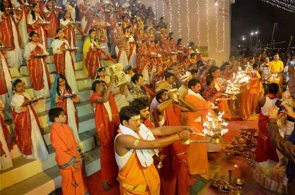 Mirzapur: Devotees perform 'aarti' during navratri festival at Vindhyachal Dham in Mirzapur on Sunday evening. PTI Photo (PTI3_23_2015_000039A)